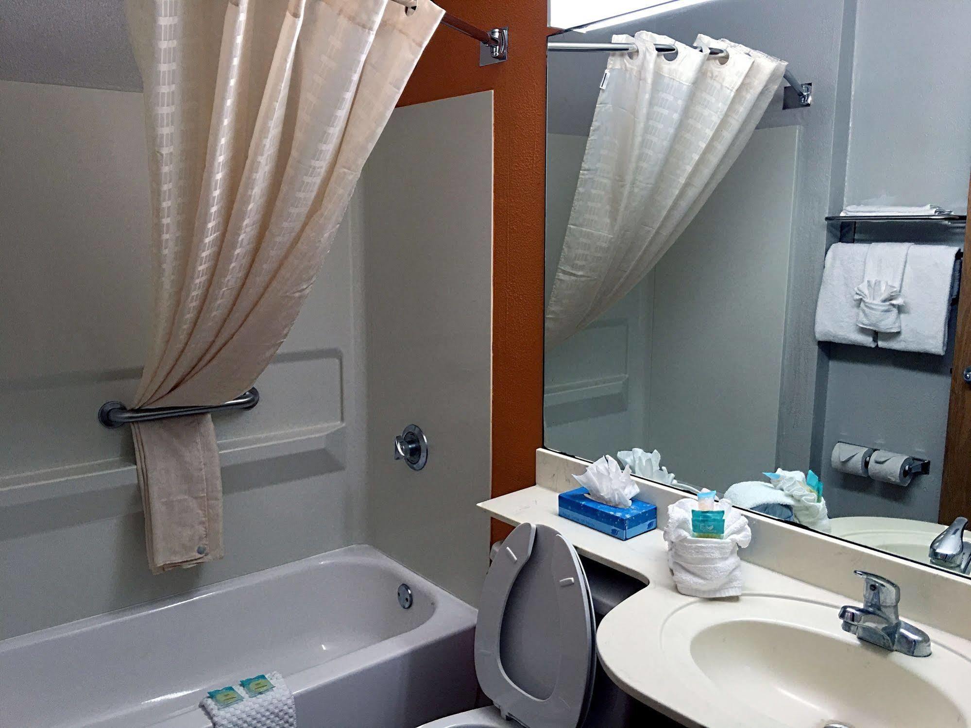Hometown Inn & Suites Jacksonville Butler Blvd./Southpoint Esterno foto