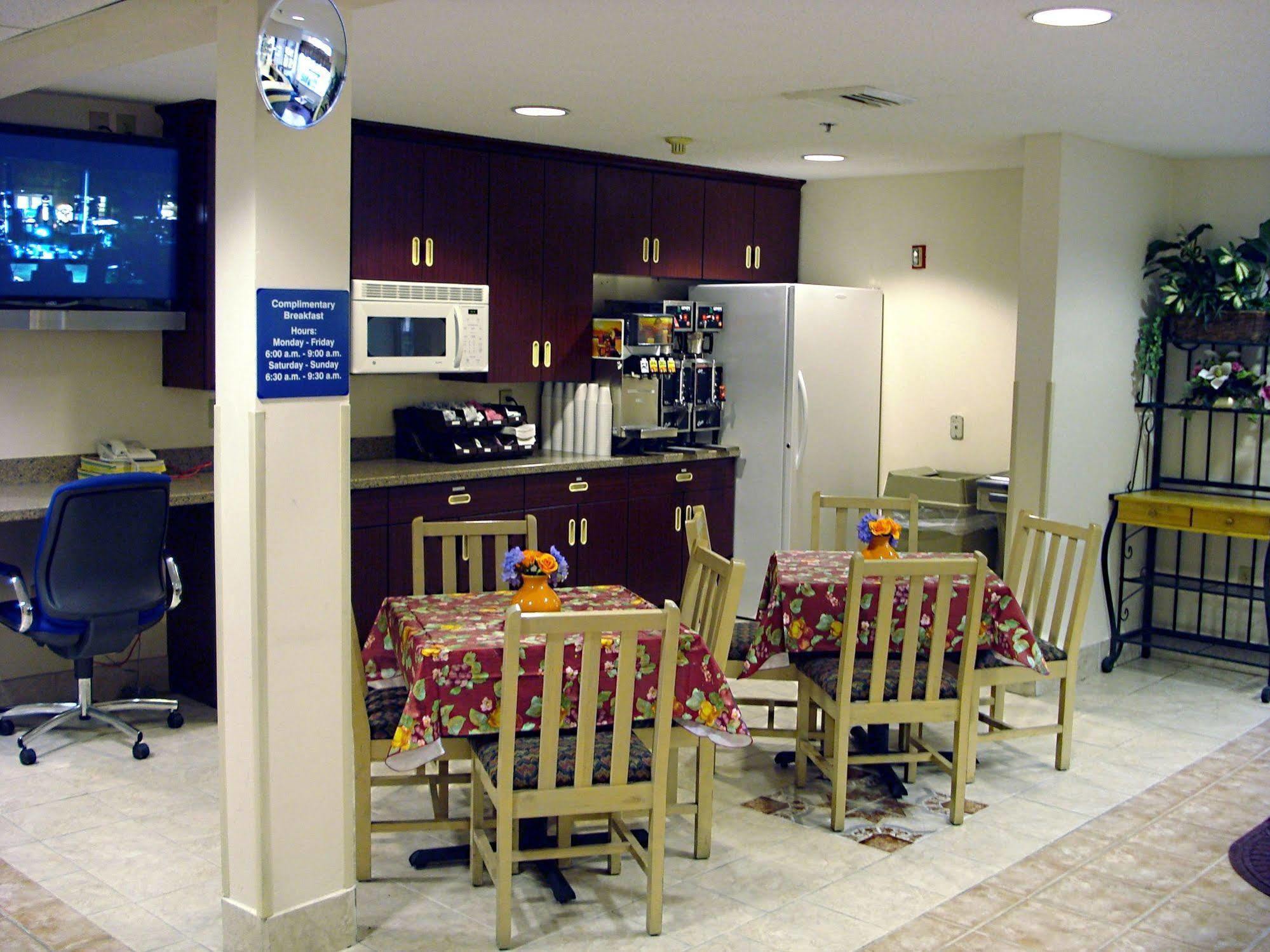 Hometown Inn & Suites Jacksonville Butler Blvd./Southpoint Esterno foto