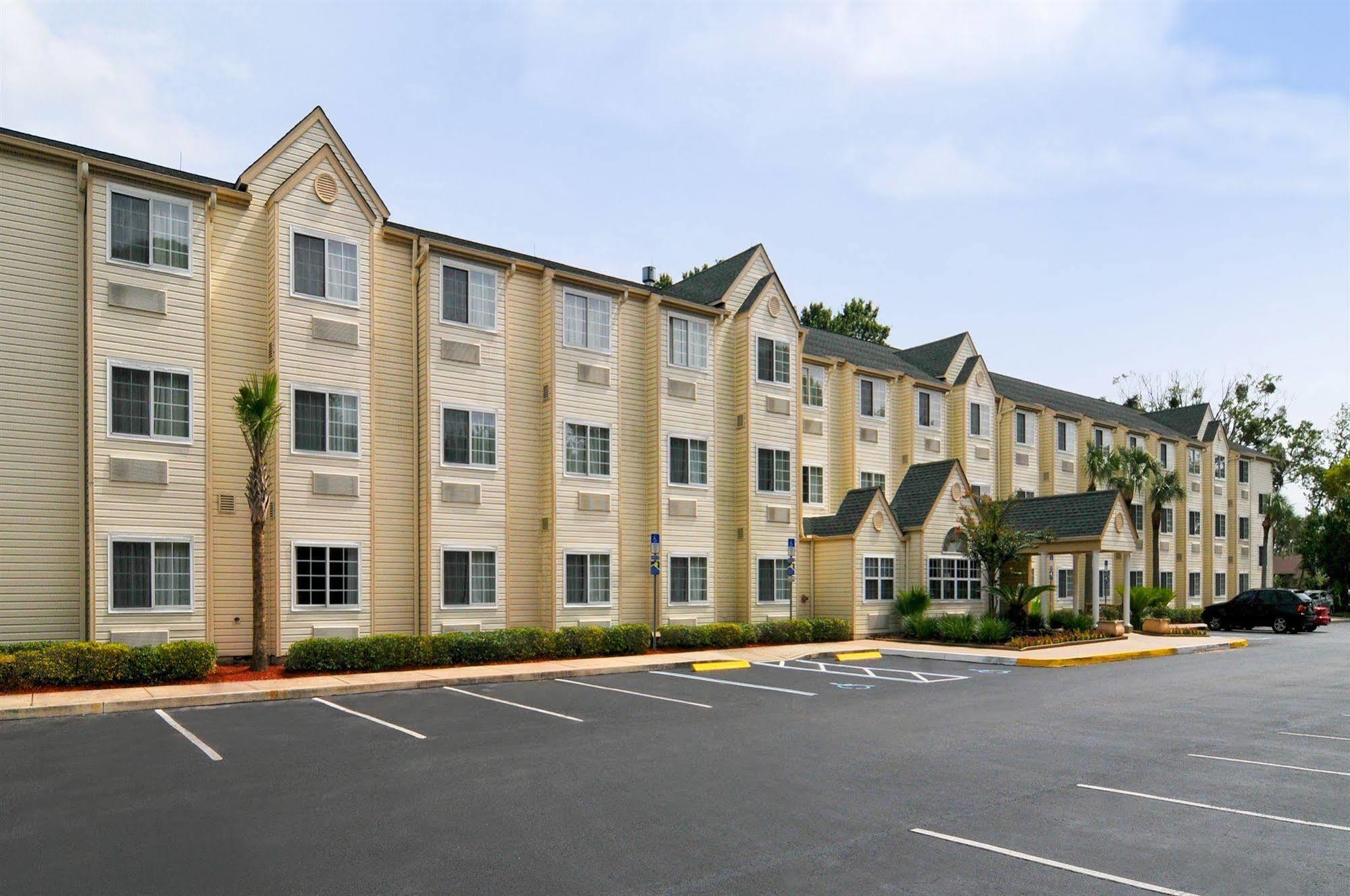 Hometown Inn & Suites Jacksonville Butler Blvd./Southpoint Esterno foto
